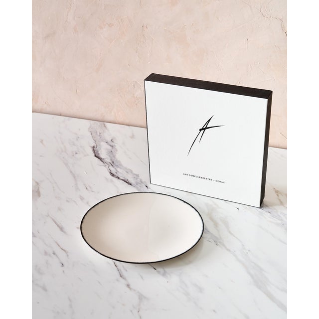 Set of 8 Minimalist "Variation 1 Dé" Dessert Plates by Ann Demeulemeester for Serax, in White Glazed Porcelain With Organic Black Border For Sale In Baltimore - Image 6 of 11