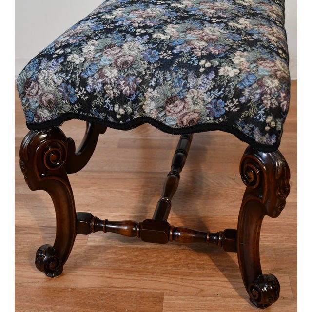 1900s Antique French Louis XV Carved Walnut Bench / New Upholstery For Sale - Image 11 of 14