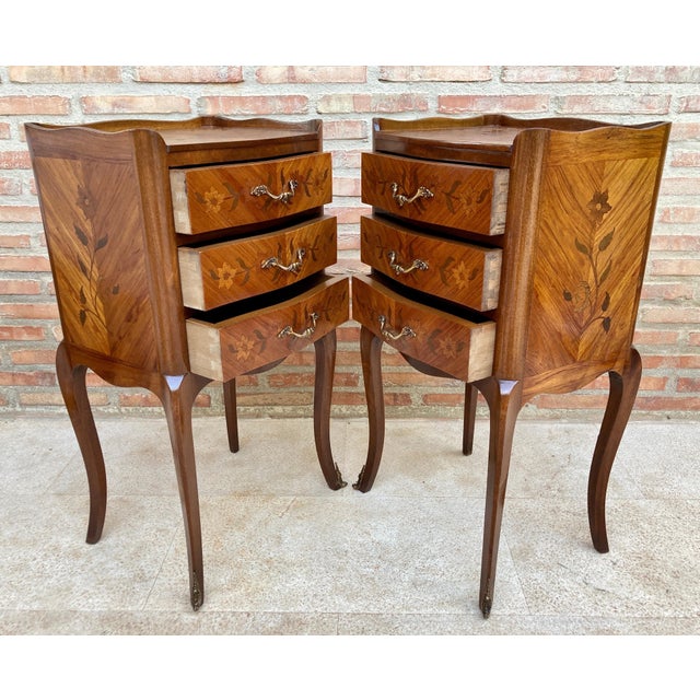 Brown Pair of French Louis XV Revival Inlaid Bedside Tables with Three Drawers, 1940s For Sale - Image 8 of 11