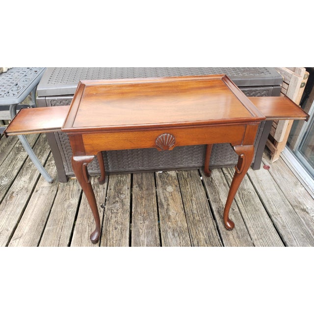1950s 1950s English Mahogany Queen Anne Tray Top Tea Table by Hickory Chair For Sale - Image 5 of 13
