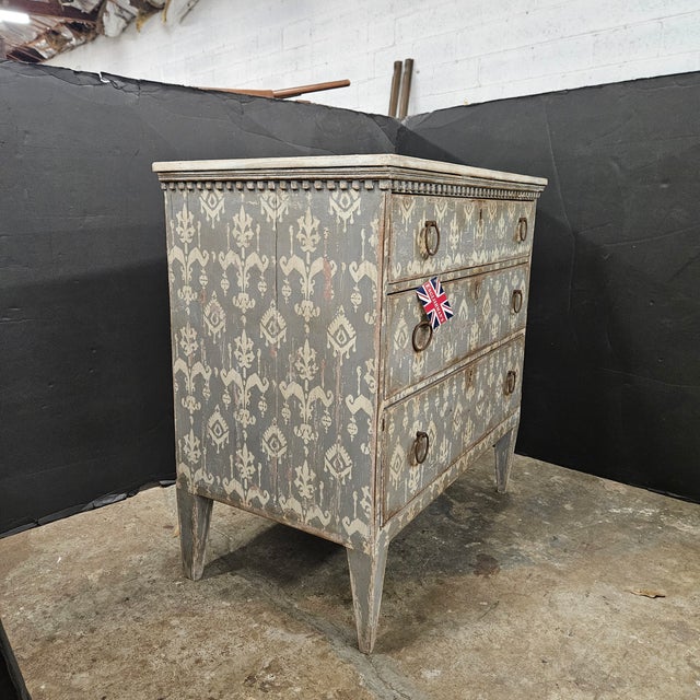 Late 19th Cenutry Grey & White 3 Drawer Italian Style Commode With Dental Molding Accent For Sale - Image 15 of 18