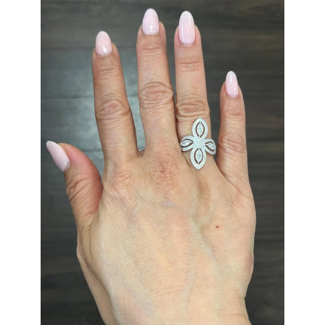 Get ready to add a touch of elegance to your jewelry collection with this stunning 2.52 ct diamond ring. Featuring a...