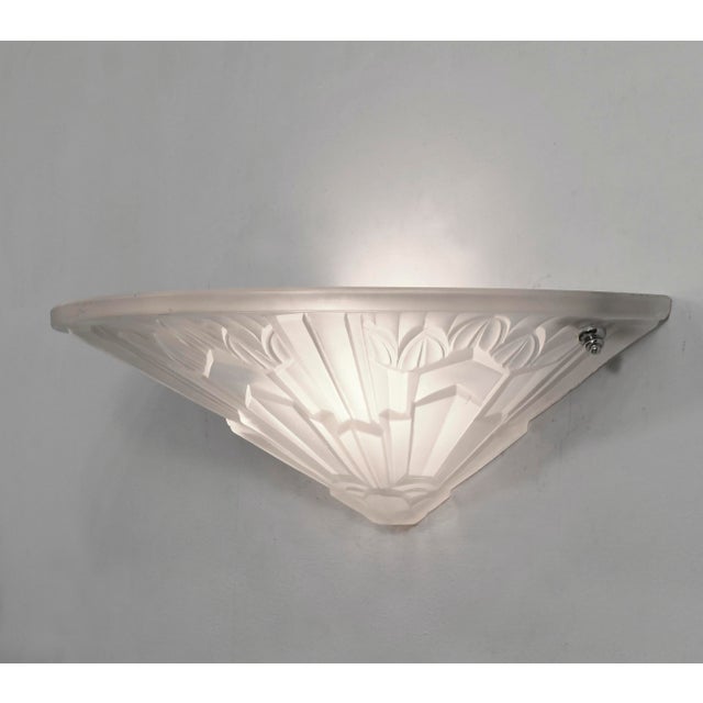 Large Single French Art Deco Frosted Glass Wall Sconce by Hettier Vincent & Hanots 1930s For Sale - Image 6 of 10