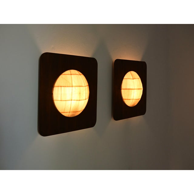 Pair of Italian wooden wall sconces from the 1960s. Wear and tear due to age and time. Up to 250V (Europe/UK Standard).The...