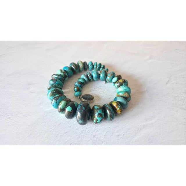 Modern Hubei Turquoise Beaded Necklace With Sterling Silver Turquoise Clasp, 21.5" For Sale - Image 3 of 10