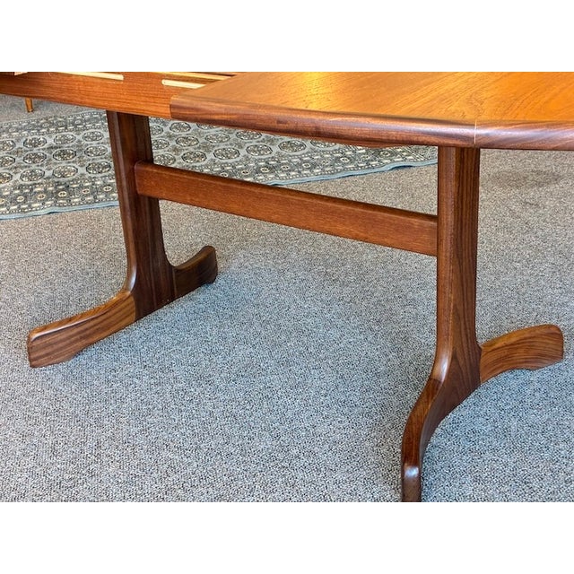 Brown European Mid Century Modern Extending Oval Teak Dining Table W/ Butterfly Leaf & Whale Fin Pedestal Base by G-Plan Furniture, Uk c.1960 For Sale - Image 8 of 14