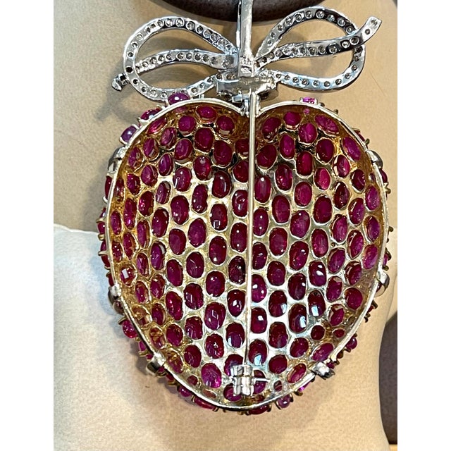 2020s Gia Certified Natural 50 Ct Ceylon Nh Ruby & 8 Ct Diamond Apple 18 K Pin/Brooch For Sale - Image 5 of 8