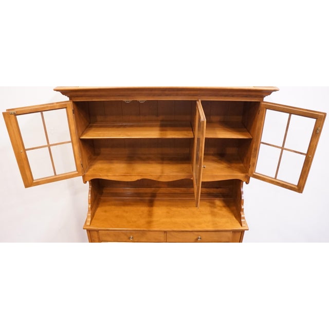 Ethan Allen Heirloom Nutmeg Maple Colonial Early American 47" Buffet W. China Hutch 10-6018 / 10-6036 For Sale In Kansas City - Image 6 of 18
