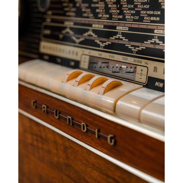 This remarkable grundig musikschrank, in perfect working order, embodies all the elegance and craftsmanship of high-end...