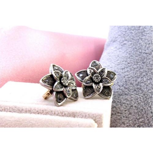 Gold and Silver Flower-Shaped Earrings, Set of 2 For Sale - Image 4 of 8