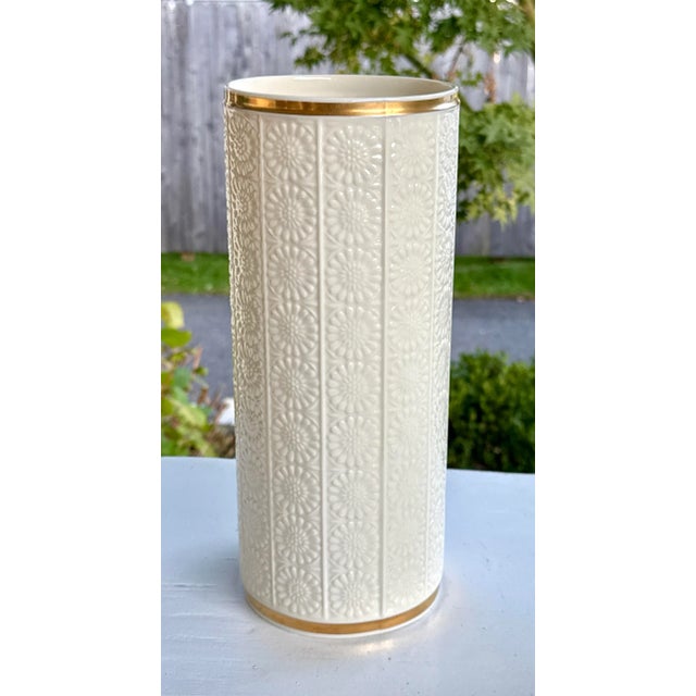 1970 Lenox Usa Ivory Porcelain 12" Fjord Flower Drum Vase With Gold Trim For Sale In New York - Image 6 of 10