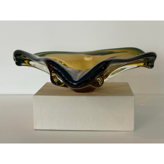 Mid 20th Century Murano Sommerso Art Glass Freeform Tri-Lobed Bowl in Amber & Emerald Green For Sale In Phoenix - Image 6 of 12