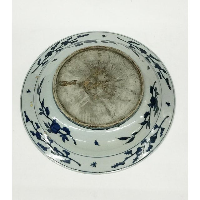Large 16th Century Blue & White Grape Dish, Ming Dynasty, Jiajing Period For Sale - Image 5 of 8