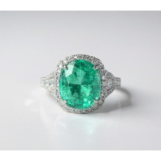Contemporary 18k White Gold Large Oval Emerald Diamond Ring, Size 6.5 For Sale - Image 3 of 3