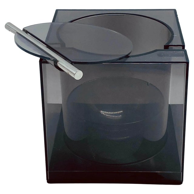 Ice cube made of acrylic, extremely original in a Minimalist style, very popular in the 1970s. This piece is attributed to...