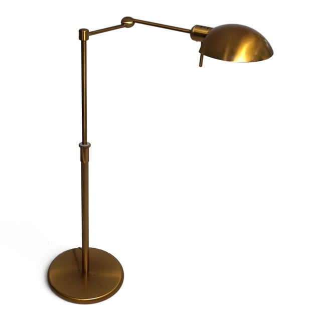 This high-quality table lamp from Holtkötter combines an exceptionally flexible design with the precise metalwork typical...
