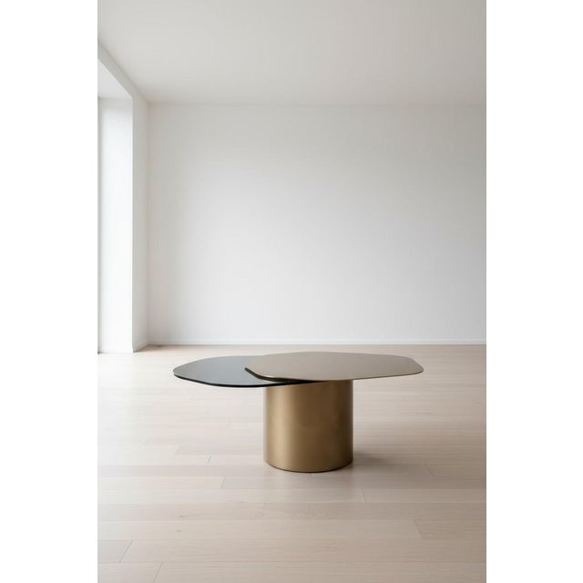 Metal Set of 3 Modern Irregular Shaped Kaylee Coffee Table Set in Brass For Sale - Image 7 of 14