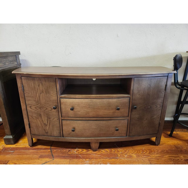 Farmhouse Hammary Primo III Collection Entertainment Console Tv Stand Media Cabinet Attributed For Sale - Image 3 of 17