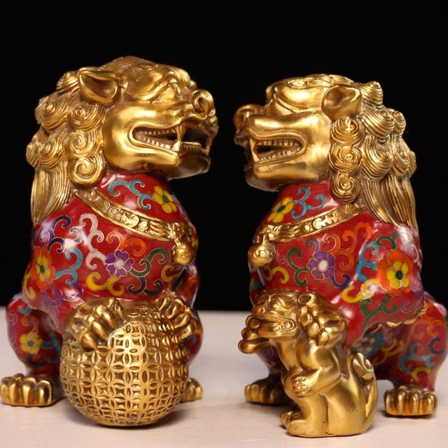 Traditional Pair of Vintage Cloisonné Enamel Guardian Lions – Gilt Bronze Jing Lions With Cub & Ball For Sale - Image 3 of 9