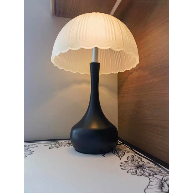 Art Deco Pleated Petal Pattern Black & White Ambiance Table Lamp For Sale - Image 3 of 6