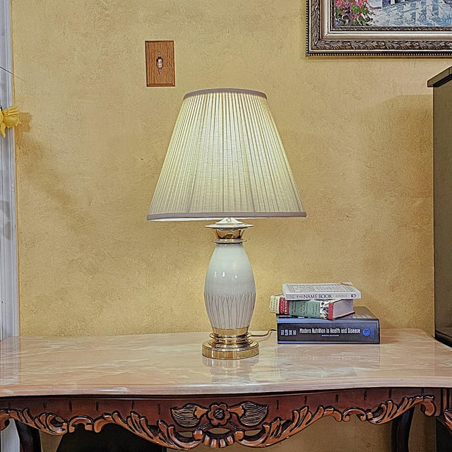 Ethan Allen Vintage Ethan Allen Ivory Porcelain & Brass Leaf-Embossed Table Lamp For Sale - Image 4 of 18