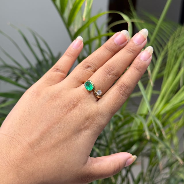 Contemporary 14k Yellow Gold 1.41ct Natural Oval Emerald & Diamond Wavy Toi Et Moi Ring Size 4 For Sale - Image 3 of 18