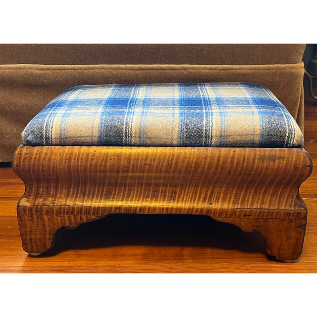 Antique 19th Century American Classical Foot Stool in Highly Figured Tiger Maple Circa 1830 For Sale - Image 4 of 18