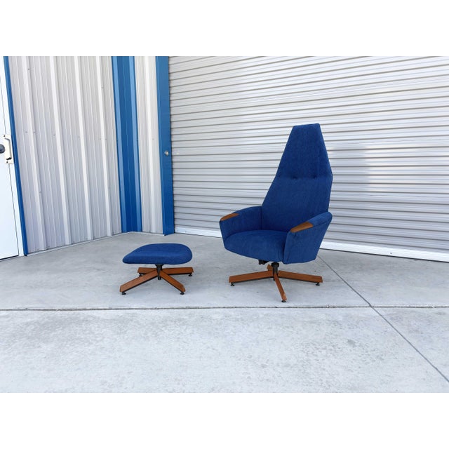 Mid-Century Modern 1960s Mid Century Walnut Lounge Chair and Ottoman by Adrian Pearsall for Craft Associate For Sale - Image 3 of 15