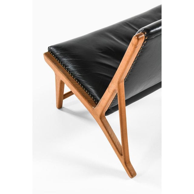 Wood Scandinavian JH-555 Sofa in Black Leather and Oak by Hans J. Wegner, 1949 For Sale - Image 7 of 10