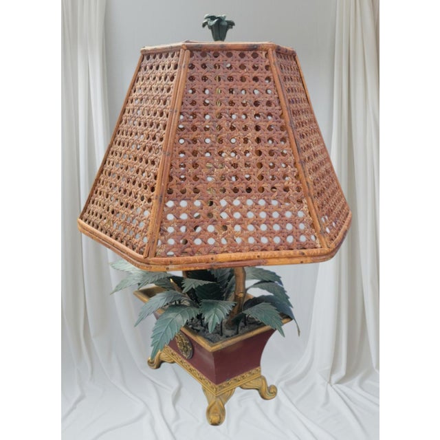 Burgundy Vintage Tole Metal Palm Leaf Faux Bamboo Cache Pot Regency Wicker Shade Table Lamp For Sale - Image 8 of 9