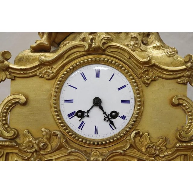 Rare antique 19th century table clock in ormolu gilt bronze. Characterized by a refined decoration chiseled in bronze, in...