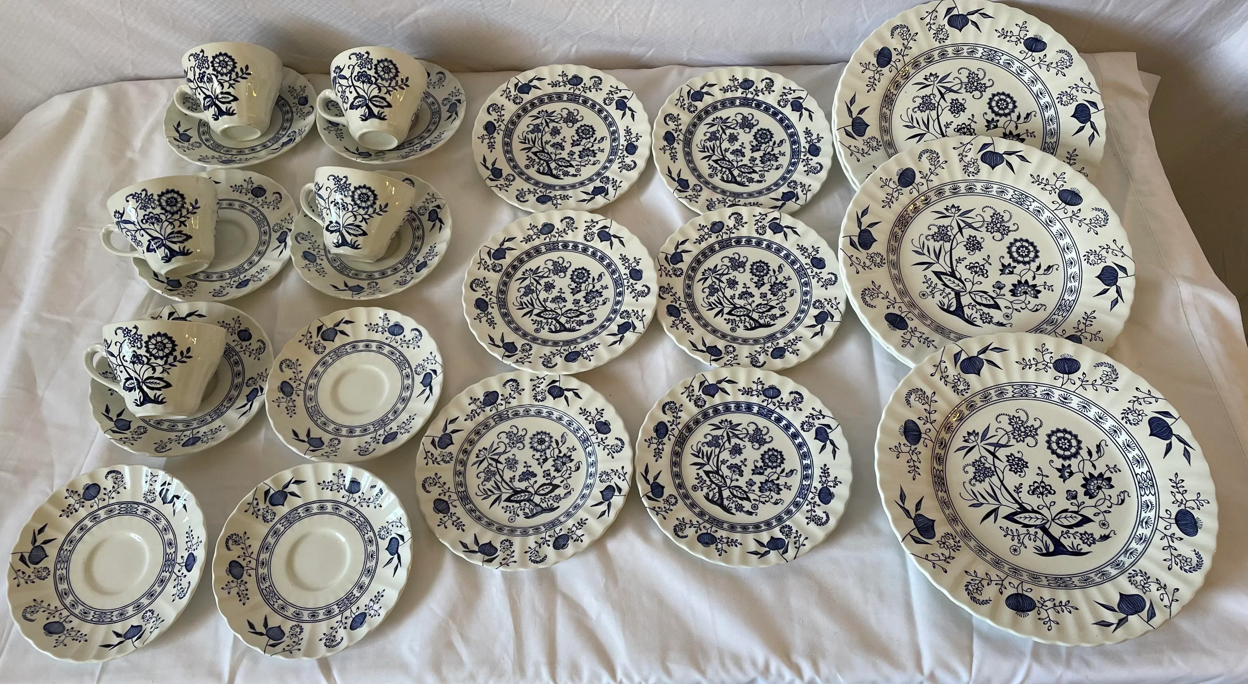 Vintage J & G Meakin Classic White Blue Nordic Dinner Pieces- 24