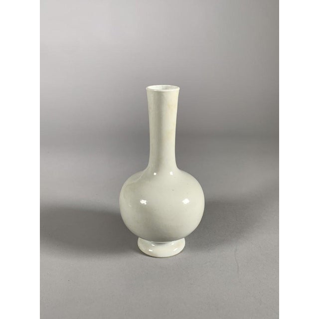 Asian Dehua porcelain vase, Kangxi Dynasty (1661-1722), monochrome China For Sale - Image 3 of 9
