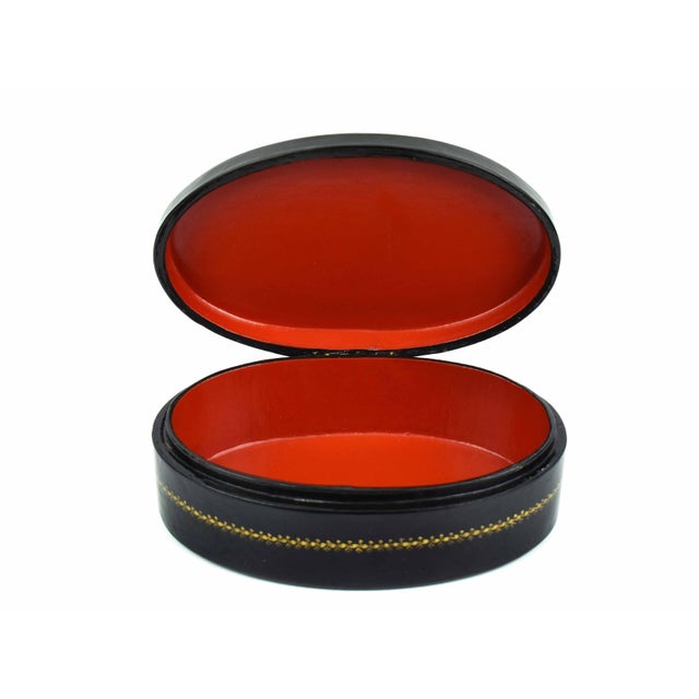 Mid 20th Century Hand-Painted Vladimir Mother of God Iconography Papier-Mâché Lacquer Trinket Box For Sale - Image 9 of 10