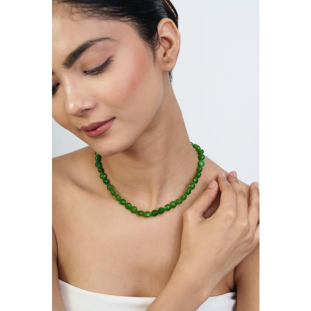 Add a vibrant touch to your jewelry collection with this elegant 17-inch beaded strand necklace, featuring 131 carats of...