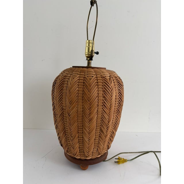 Vintage 1970s Woven Rattan Table Lamp – Sculptural Urn Form Boho Coastal For Sale - Image 4 of 9