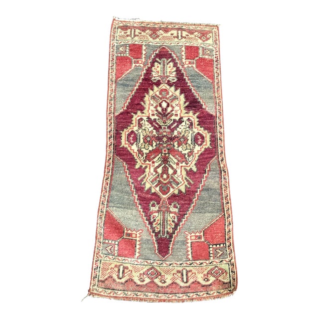 1960s Vintage Medallion Design Turkish Rug- 1′5″ × 3′6″ For Sale