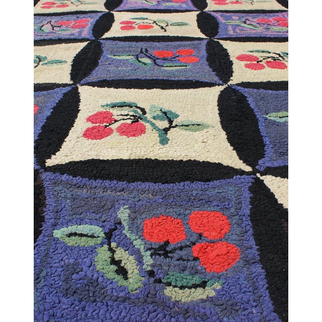 Measures: 2'8'' x 4'5''. Antique American Hooked rug with floral design and circles, rug N15-0304, country of origin /...