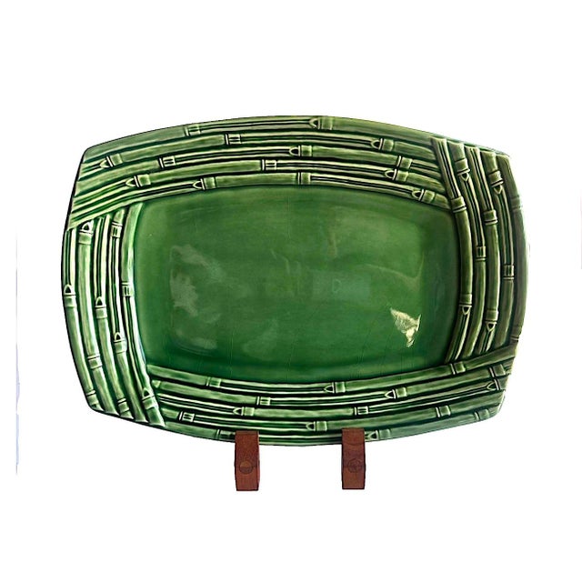 Offered is a lovely ceramic oval platter with a ribbed raised faux bamboo detail trim by Portugal's renowned Bordallo...