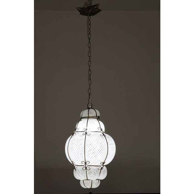 Extraordinary piece in Murano glass. Hand blown "reticello" glass, typical example of the renowned Venetian glassworks,...