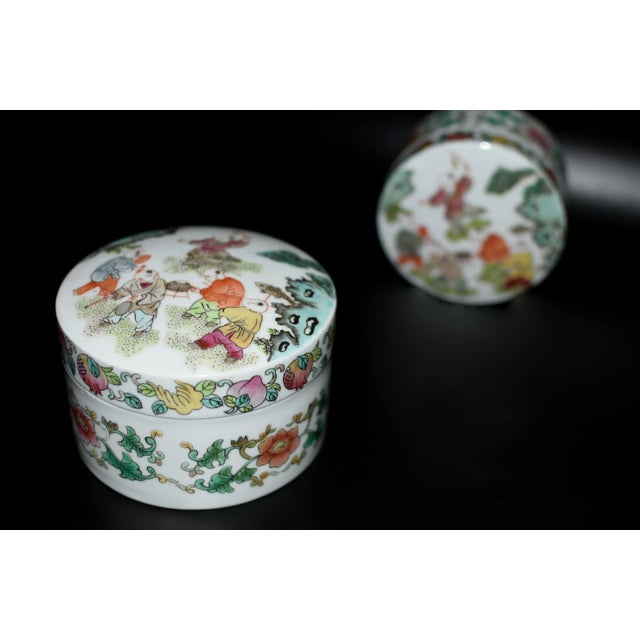 Ceramic Early 20th Century Set of 2 Fencai Porcelain Boxes Chinese Republic Era Marked For Sale - Image 7 of 12