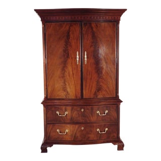 Thomasville Flame Mahogany Serpentine Chippendale Linen Press For Sale