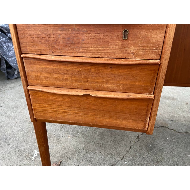 1990s Vintage MCM Danish Teak Floating Desk by Peter Løvig Nielsen Needs Restoration For Sale - Image 5 of 12