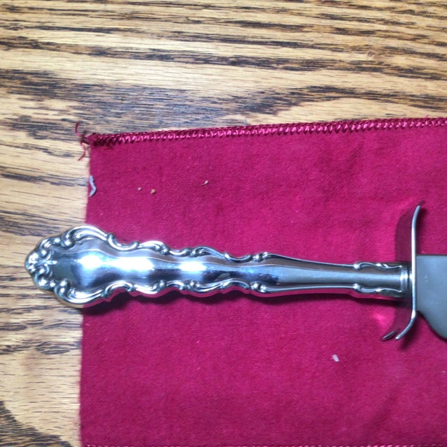 The cake server measurements are 10 inches long by 2 inches wide and the knife measurements are below in the shipping...