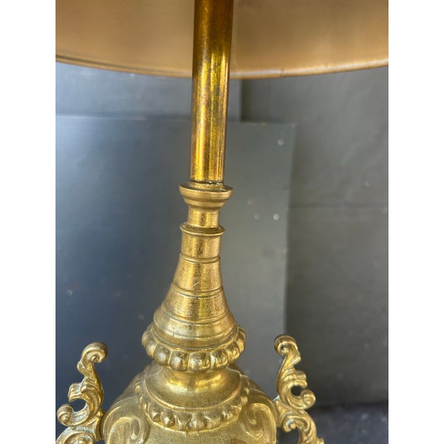 Hollywood Regency 1960s Italian Ornate Brass Plated Table Lamps With Cream Silk Shades - A Pair For Sale - Image 3 of 11