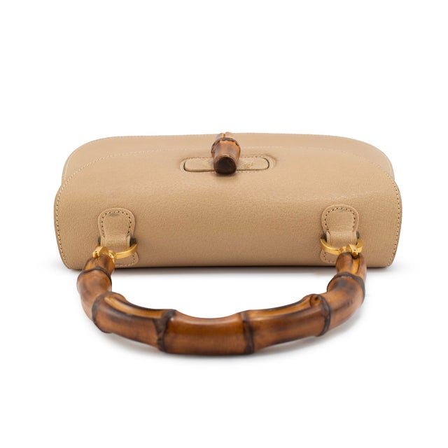 Late 20th Century Gucci Bamboo 1947 Vintage Beige Leather Turn-Lock Top Handle Shoulder Bag For Sale - Image 5 of 11