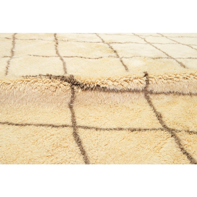 Geometric Modern Ivory Wool Rug Moroccan Style With a Tribal Pattern For Sale In New York - Image 6 of 10