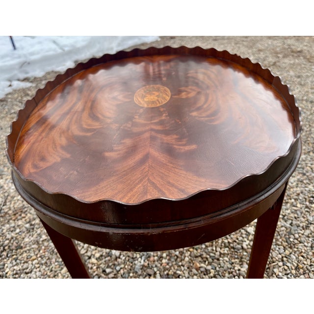 1980s Coloniall Coffee Table Piecrust With Inlaid Medallion Flame Mahogany For Sale - Image 5 of 8