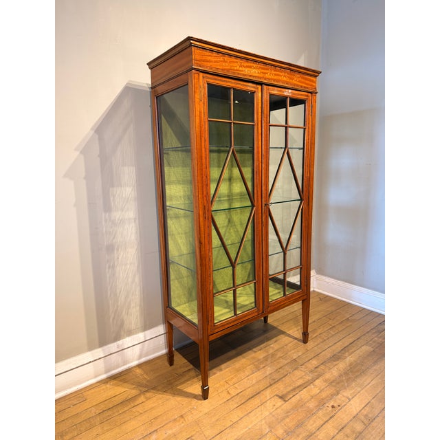 19th Century 19th Cantury Sheraton-Style Mahogany Inlaid Curio Cabinet For Sale - Image 5 of 10