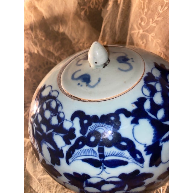 19th-Century Chinese Blue and White Porcelain Ginger Jar With Floral Motifs. For Sale In Miami - Image 6 of 12